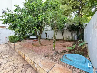 Vista externa do jardim e muro da propriedade em Lajeado.