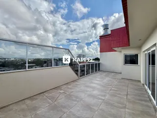 Vista panorâmica da área externa com vista para a paisagem urbana.