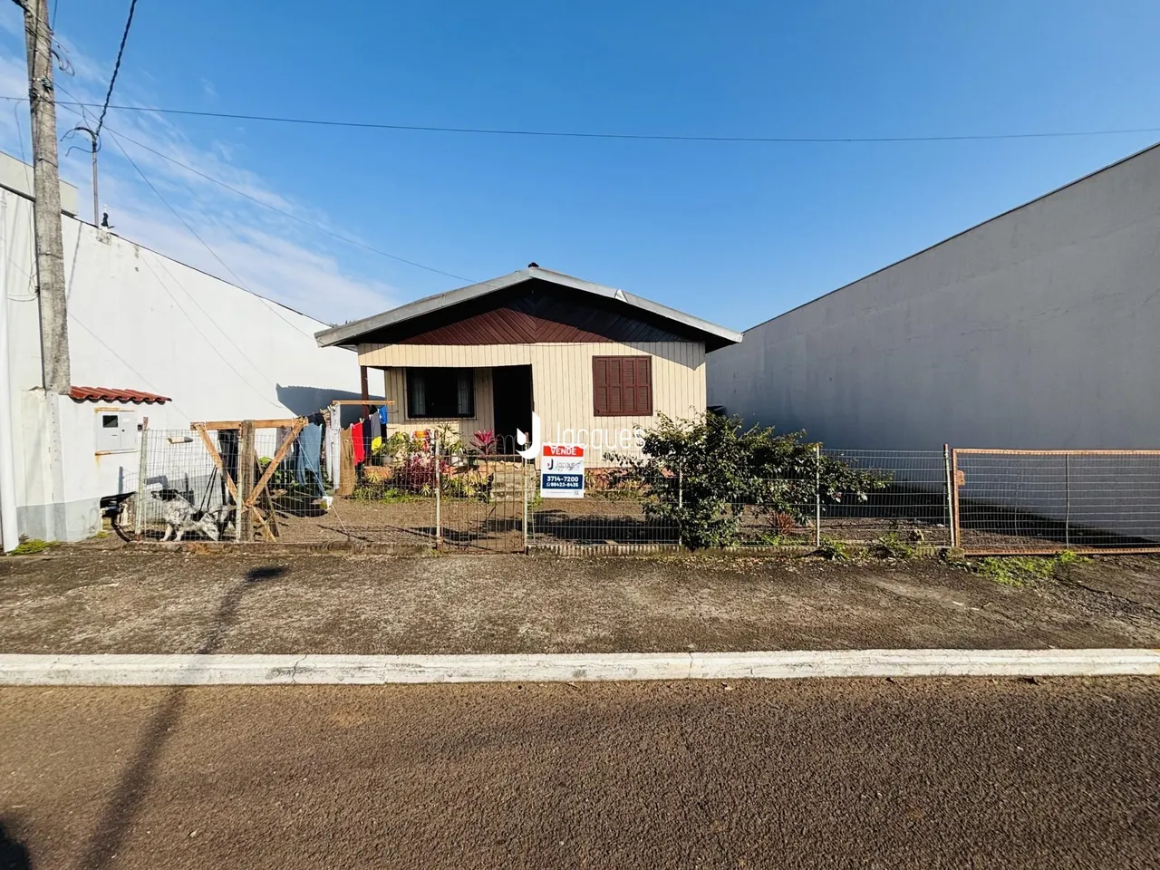 Vista externa de uma residência em Lajeado, Brasil, cercada por uma cerca.
