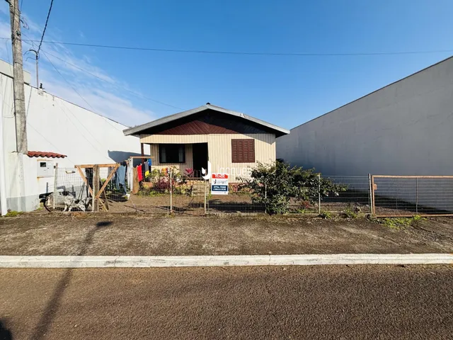 Vista externa de uma residência em Lajeado, Brasil, cercada por uma cerca.