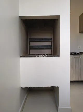 Detalhe arquitetônico de uma parede com nicho e base em uma residência.