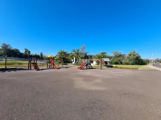 Vista externa de uma área gramada e pavimentada em Lajeado, Brasil.