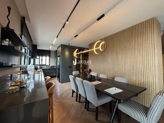 Interior de uma sala de jantar e cozinha moderna com decoração contemporânea.