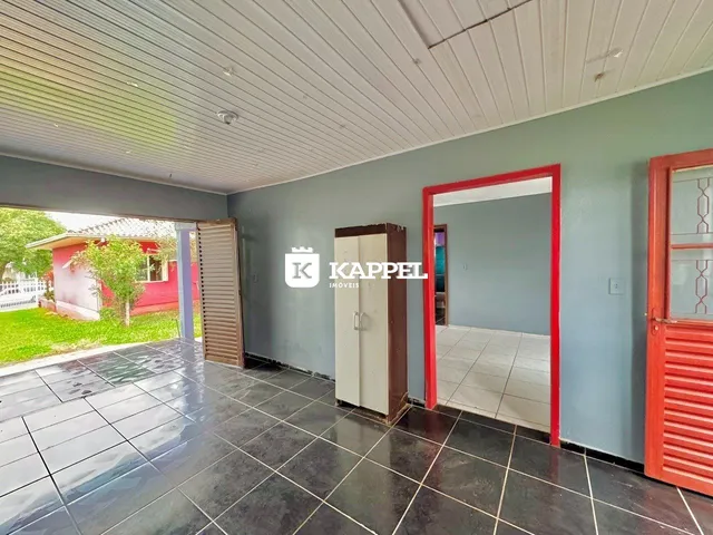 Ambiente interno com piso de cerâmica e um armário de madeira visível.
