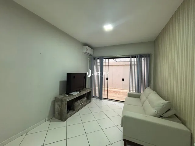 Sala de estar com piso de cerâmica e sofá branco.