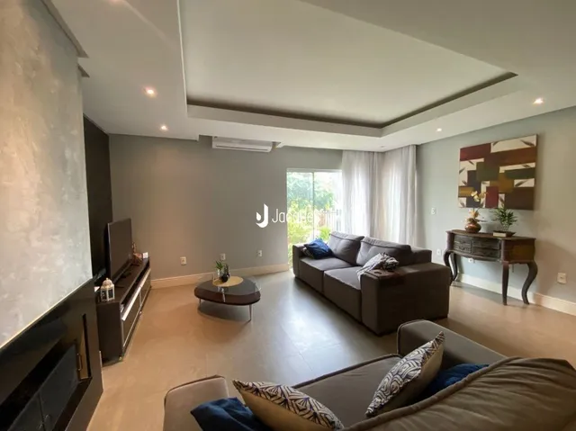 Sala de estar com sofá e lareira em um apartamento.