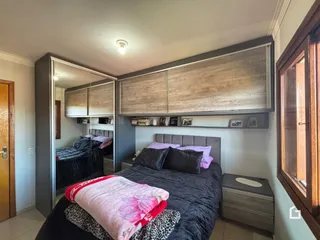 Quarto com cama e armários em um apartamento.