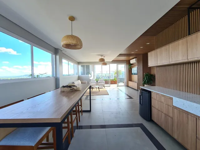 Ambiente amplo com grande janela e vista para a paisagem.