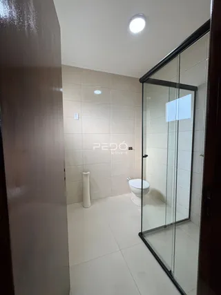 Foto de um interior com piso de cerâmica e paredes claras.
