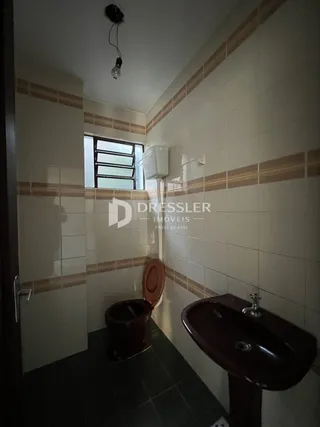 Foto de um banheiro com revestimento de azulejos nas paredes.