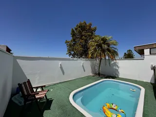 Foto de uma piscina e área externa de um imóvel em Lajeado.