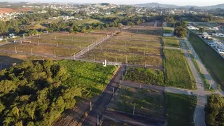 Vista aérea de uma área de terrenos e vegetação na região de Lajeado, Brasil.