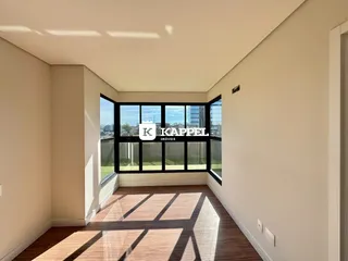 Vista de um corredor com piso de madeira e uma grande janela de vidro.