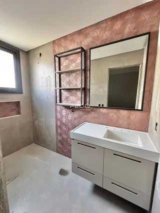 Foto de um banheiro com piso claro e parede decorada em Lajeado.