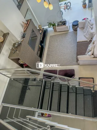 Foto de uma escadaria moderna com guarda-corpo de metal em um ambiente residencial.