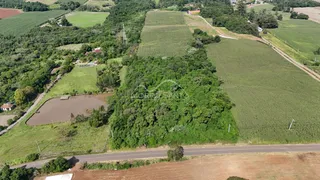Vista aérea de uma propriedade rural com campos agrícolas e vegetação densa.