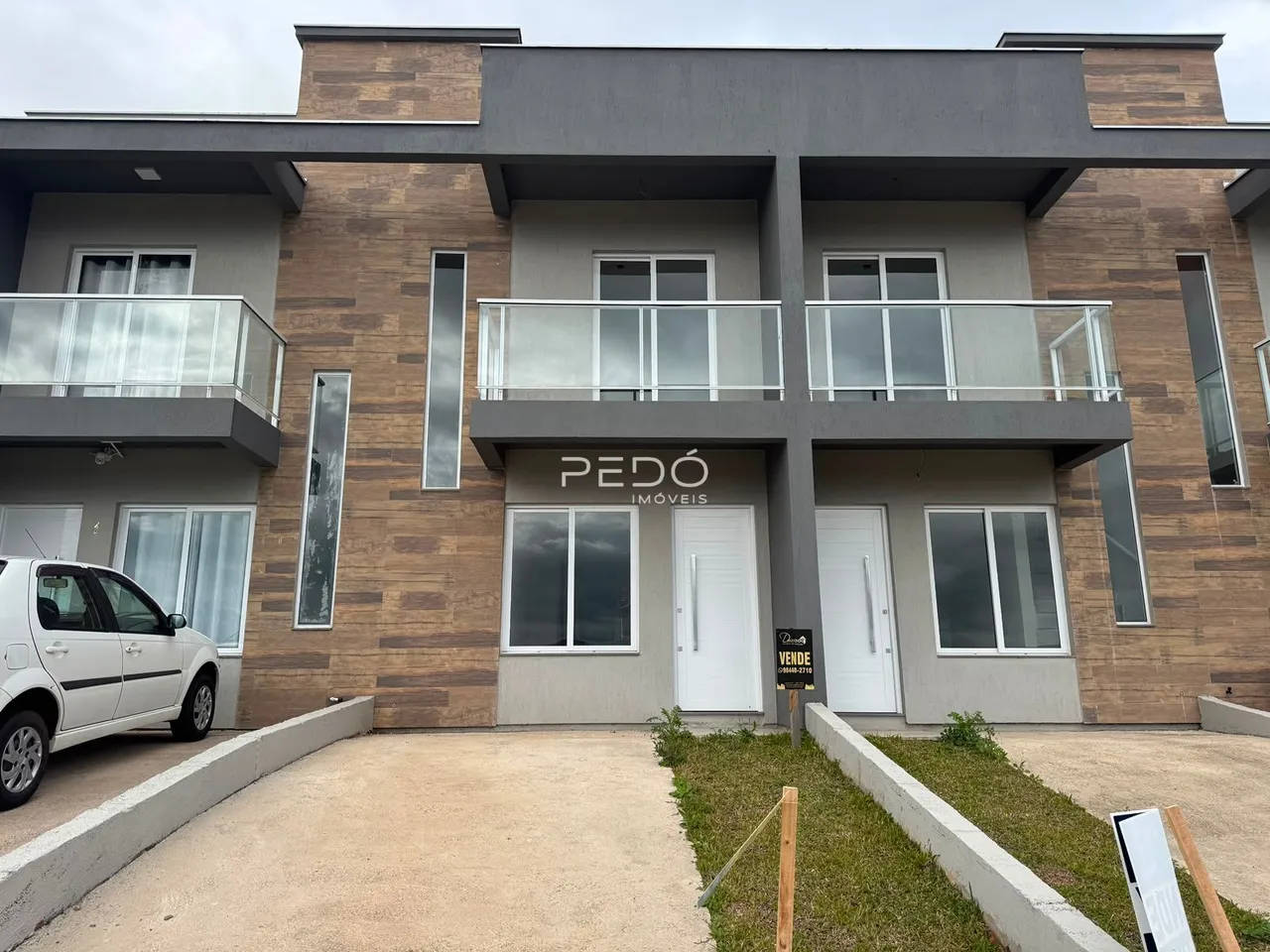 Fachada moderna de uma residência em Lajeado, Brasil com varandas.