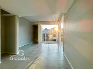 Vista interna de um ambiente com grande abertura para o exterior.