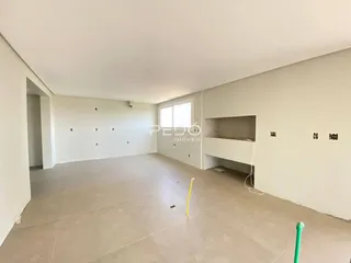 Vista interna de um ambiente vazio com paredes brancas.