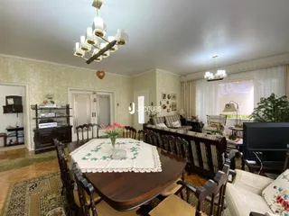 Ambiente interno de uma sala de jantar com móveis de madeira.