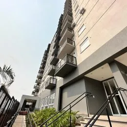 Fachada de um prédio residencial em Lajeado, Brasil, mostrando vários terraços.