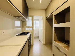Vista da cozinha e corredor de uma propriedade em Lajeado, Brasil.
