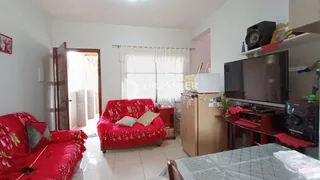 Sala de estar com sofás vermelhos e móveis de madeira.