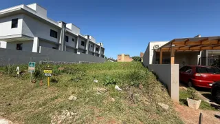 Fachada de um prédio residencial em Lajeado, Brasil, com um terreno gramado em primeiro plano.
