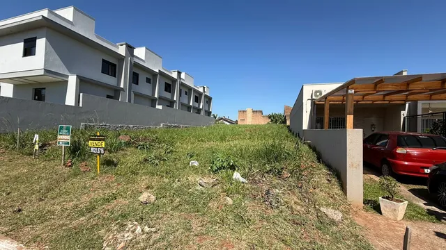 Fachada de um prédio residencial em Lajeado, Brasil, com um terreno gramado em primeiro plano.