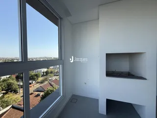 Vista da janela de uma sala com vista para a paisagem.