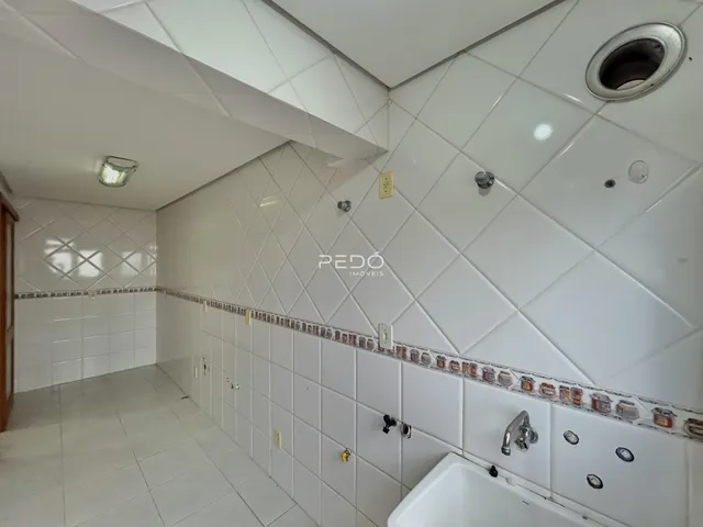 Foto de um ambiente interno com revestimento de azulejos brancos.