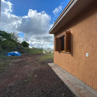 A fachada de uma casa em Lajeado, Brasil, mostrando a parede externa e o terreno.
