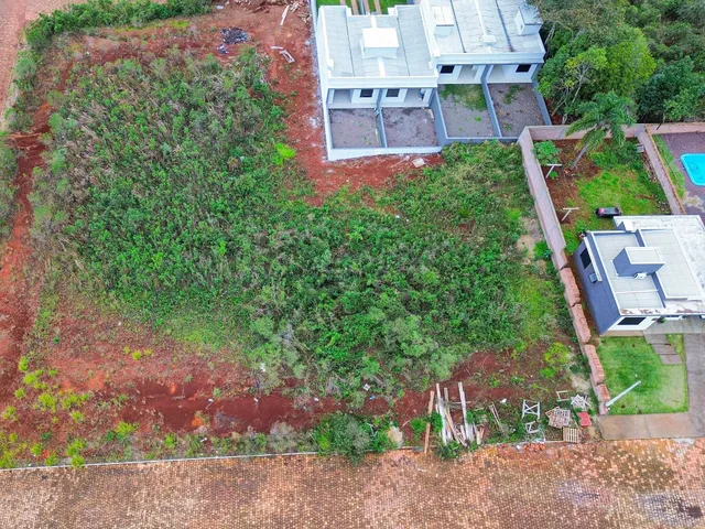 Vista aérea de uma propriedade com terreno grande e vegetação densa.