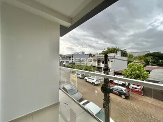 Vista da rua e dos imóveis de Lajeado a partir de uma varanda.