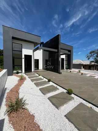 Fachada moderna de uma residência em Lajeado, Brasil.