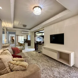 Sala de estar com sofá e decoração moderna em um apartamento no Brasil.