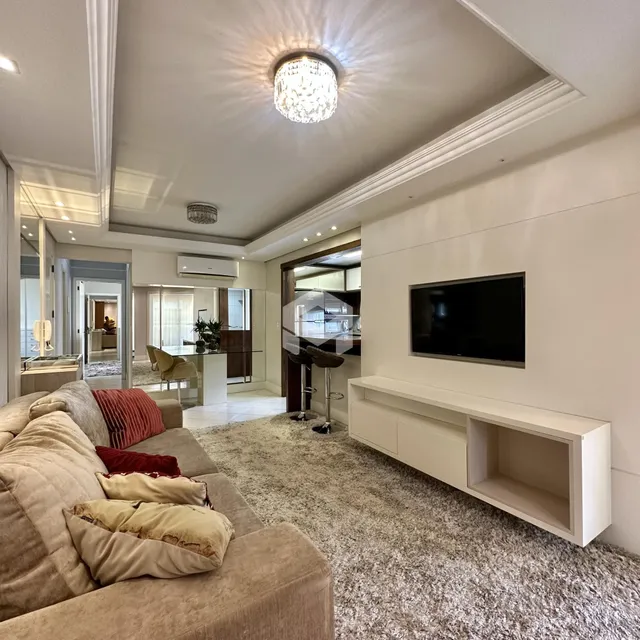 Sala de estar com sofá e decoração moderna em um apartamento no Brasil.