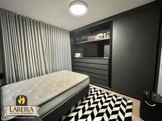 Quarto com cabeceira e painel de parede em um imóvel no Brasil.