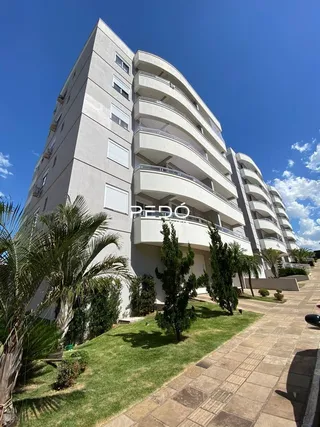 Fachada de um prédio residencial em Lajeado, Brasil com varandas e jardim.