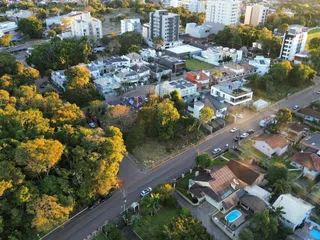 Vista aérea de uma área residencial com casas e vegetação em Lajeado.