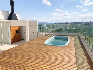 Vista de uma piscina e deck de madeira em uma propriedade.