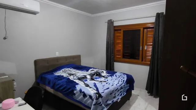 Quarto com cama e portas de madeira.