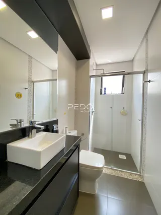 Foto de um banheiro moderno com bancada e box de vidro.