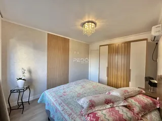 Quarto com cama e armários em um apartamento.