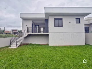Fachada de uma casa moderna com jardim em Lajeado.