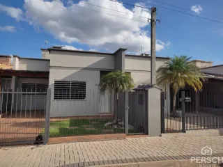 Fachada de uma residência em Lajeado, Brasil, com cerca e paisagismo frontal.