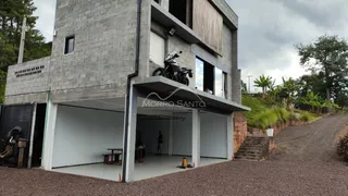 Fachada moderna de um prédio residencial em Lajeado, Brasil, com garagem e varanda.
