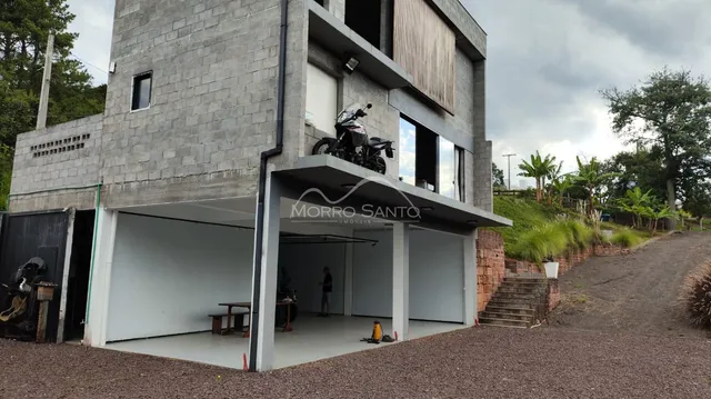 Fachada moderna de um prédio residencial em Lajeado, Brasil, com garagem e varanda.