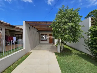 Fachada de uma residência em Lajeado, Brasil, com jardim e calçada.