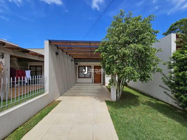 Fachada de uma residência em Lajeado, Brasil, com jardim e calçada.